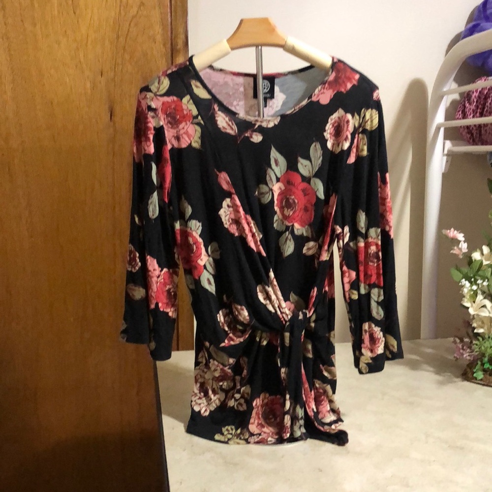 Bobeau, Black top with floral design